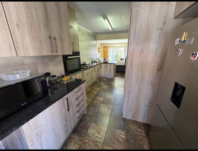 3 BEDROOM TOWNHOUSE FOR SALE IN BIRCHLEIGH NORTH